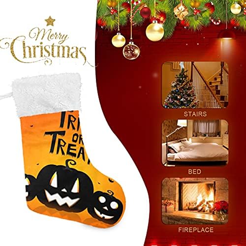 Алаза Божиќни чорапи трик за Ноќта на вештерките или третираат класични персонализирани големи декорации за порибување за семејни