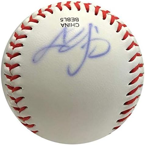 Крис Јанг ја автограмираше официјалната лига Бејзбол - автограмирани бејзбол